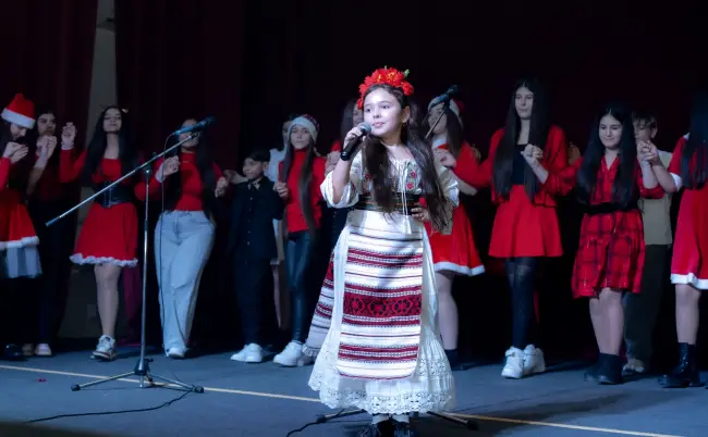 Foto „Dăruiește de Crăciun”: Lecție de solidaritate la Drăgănești-Olt. Elevii și profesorii, mobilizare exemplară pentru familiile nevoiașe