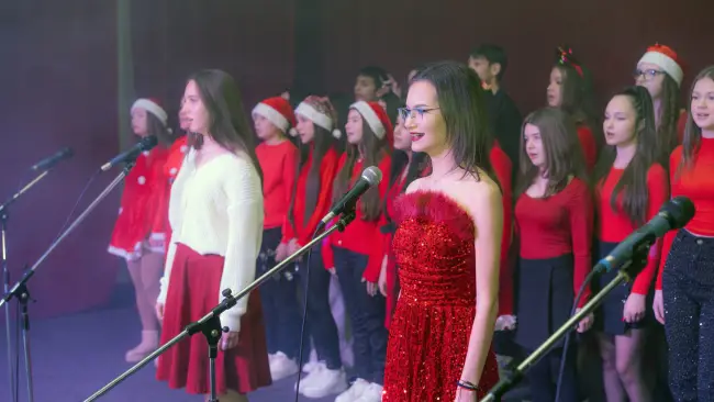 Foto „Dăruiește de Crăciun”: Lecție de solidaritate la Drăgănești-Olt. Elevii și profesorii, mobilizare exemplară pentru familiile nevoiașe