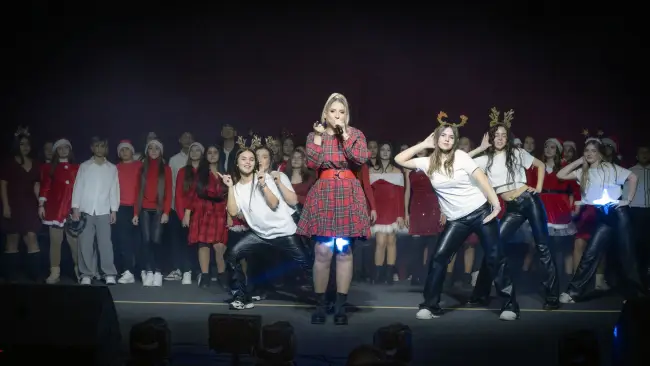 Foto „Dăruiește de Crăciun”: Lecție de solidaritate la Drăgănești-Olt. Elevii și profesorii, mobilizare exemplară pentru familiile nevoiașe