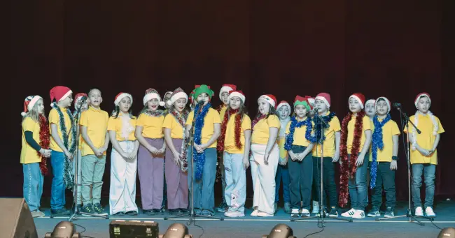 Foto „Dăruiește de Crăciun”: Lecție de solidaritate la Drăgănești-Olt. Elevii și profesorii, mobilizare exemplară pentru familiile nevoiașe