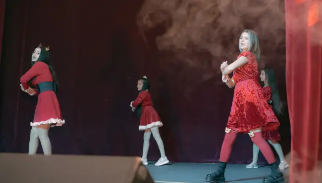 Foto „Dăruiește de Crăciun”: Lecție de solidaritate la Drăgănești-Olt. Elevii și profesorii, mobilizare exemplară pentru familiile nevoiașe