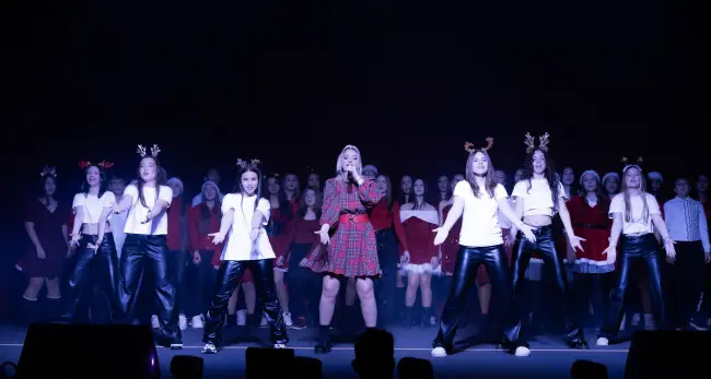 Foto „Dăruiește de Crăciun”: Lecție de solidaritate la Drăgănești-Olt. Elevii și profesorii, mobilizare exemplară pentru familiile nevoiașe