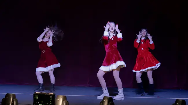 Foto „Dăruiește de Crăciun”: Lecție de solidaritate la Drăgănești-Olt. Elevii și profesorii, mobilizare exemplară pentru familiile nevoiașe