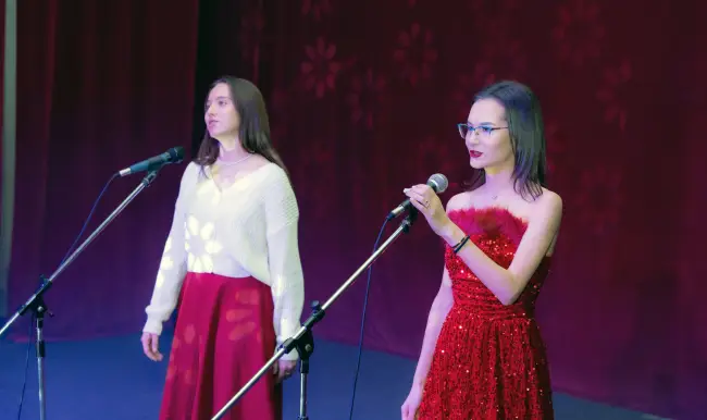 Foto „Dăruiește de Crăciun”: Lecție de solidaritate la Drăgănești-Olt. Elevii și profesorii, mobilizare exemplară pentru familiile nevoiașe