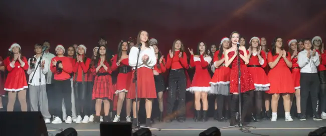 Foto „Dăruiește de Crăciun”: Lecție de solidaritate la Drăgănești-Olt. Elevii și profesorii, mobilizare exemplară pentru familiile nevoiașe