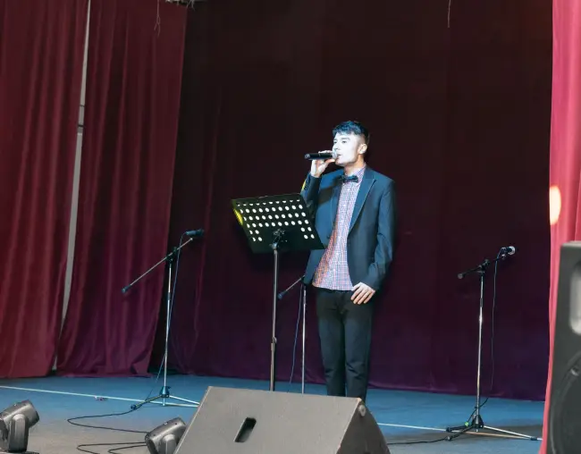 Foto „Dăruiește de Crăciun”: Lecție de solidaritate la Drăgănești-Olt. Elevii și profesorii, mobilizare exemplară pentru familiile nevoiașe