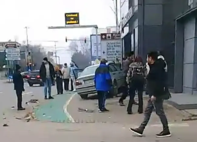 Foto Accident în Slatina: Autoturism proiectat pe trotuar, după impactul cu o altă maşină, pe strada Crişan 