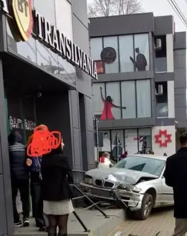 Foto Accident în Slatina: Autoturism proiectat pe trotuar, după impactul cu o altă maşină, pe strada Crişan 