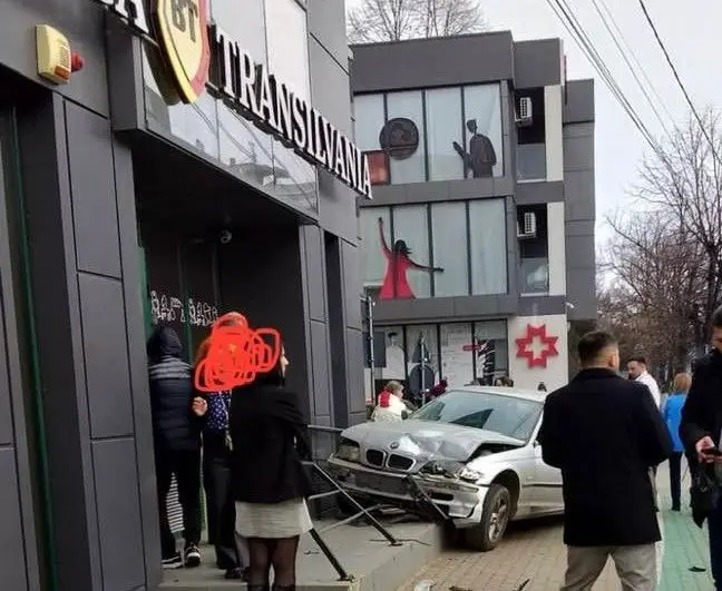 Foto Accident în Slatina: Autoturism proiectat pe trotuar, după impactul cu o altă maşină, pe strada Crişan 