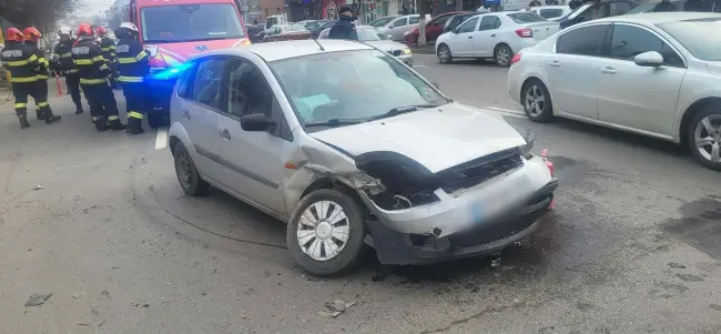 Foto Accident în Slatina: Autoturism proiectat pe trotuar, după impactul cu o altă maşină, pe strada Crişan 