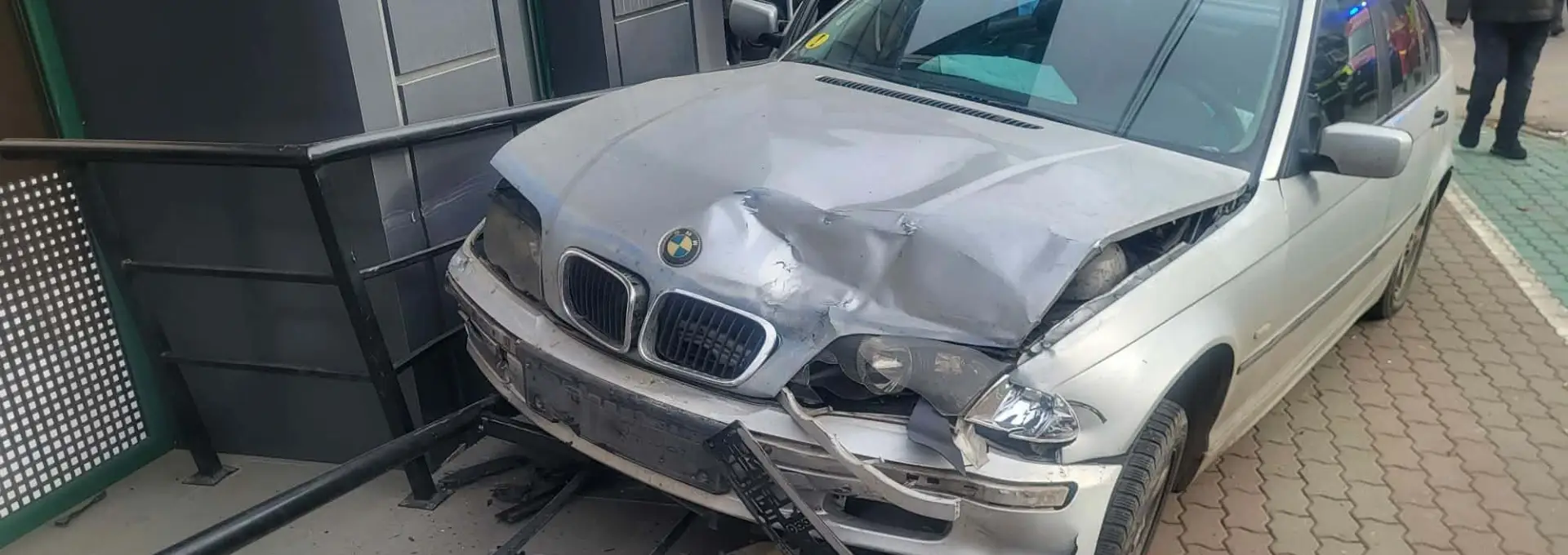 Foto Accident în Slatina: Autoturism proiectat pe trotuar, după impactul cu o altă maşină, pe strada Crişan 