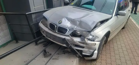 Foto Accident în Slatina: Autoturism proiectat pe trotuar, după impactul cu o altă maşină, pe strada Crişan 