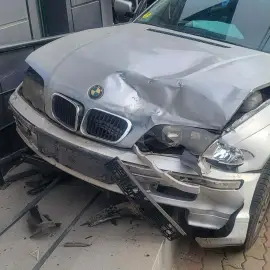 Foto Accident în Slatina: Autoturism proiectat pe trotuar, după impactul cu o altă maşină, pe strada Crişan 