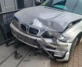 Foto Accident în Slatina: Autoturism proiectat pe trotuar, după impactul cu o altă maşină, pe strada Crişan 
