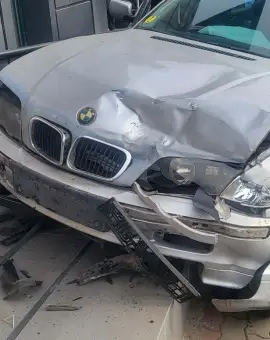 Foto Accident în Slatina: Autoturism proiectat pe trotuar, după impactul cu o altă maşină, pe strada Crişan 