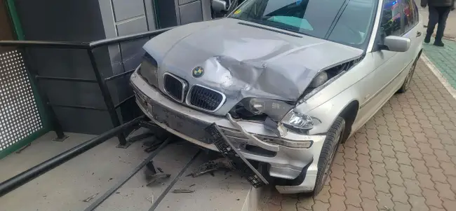 Foto Accident în Slatina: Autoturism proiectat pe trotuar, după impactul cu o altă maşină, pe strada Crişan 