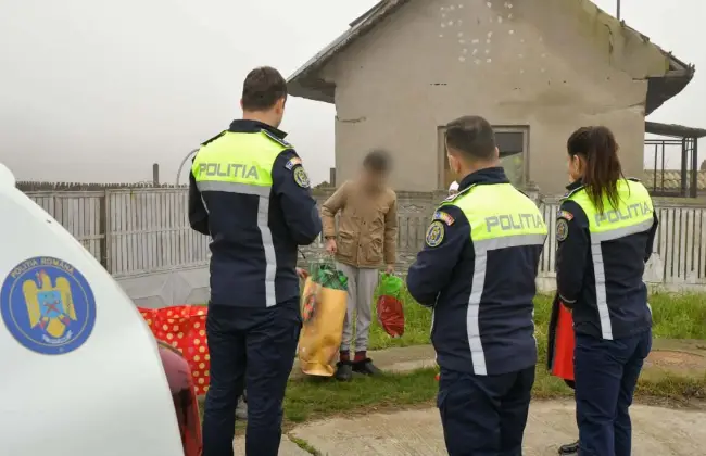 Foto Poliţiştii din Olt, daruri pentru familiile nevoiaşe în prag de Crăciun