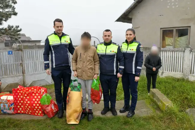 Foto Poliţiştii din Olt, daruri pentru familiile nevoiaşe în prag de Crăciun