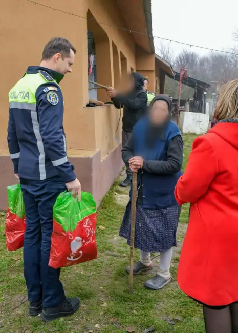 Foto Poliţiştii din Olt, daruri pentru familiile nevoiaşe în prag de Crăciun