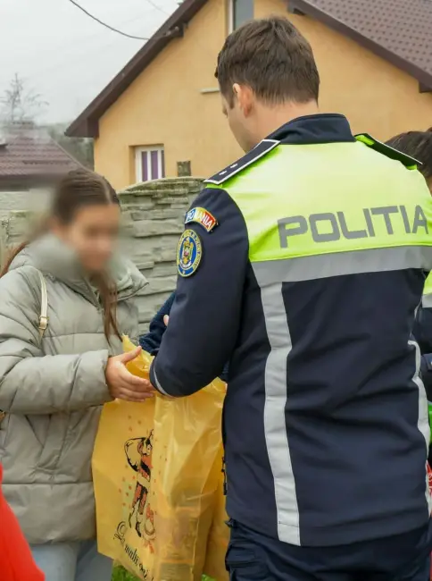 Foto Poliţiştii din Olt, daruri pentru familiile nevoiaşe în prag de Crăciun