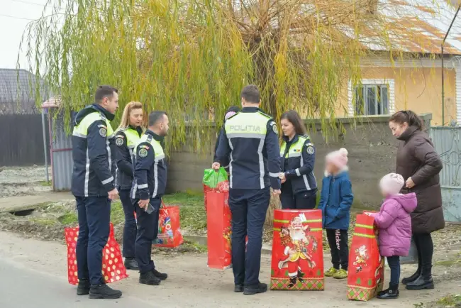 Foto Poliţiştii din Olt, daruri pentru familiile nevoiaşe în prag de Crăciun