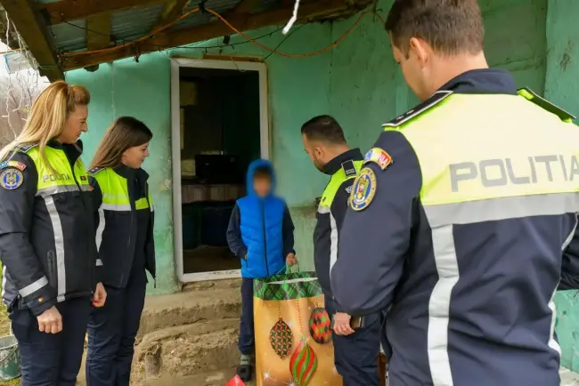 Foto Poliţiştii din Olt, daruri pentru familiile nevoiaşe în prag de Crăciun