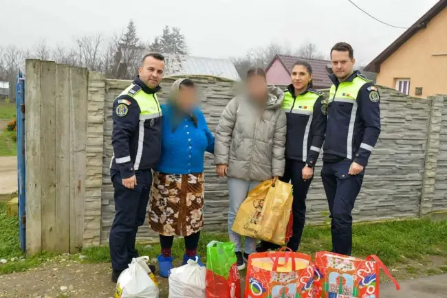 Foto Poliţiştii din Olt, daruri pentru familiile nevoiaşe în prag de Crăciun
