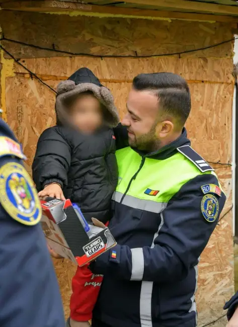 Foto Poliţiştii din Olt, daruri pentru familiile nevoiaşe în prag de Crăciun
