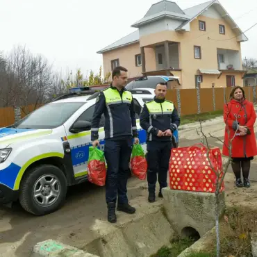 Foto Poliţiştii din Olt, daruri pentru familiile nevoiaşe în prag de Crăciun