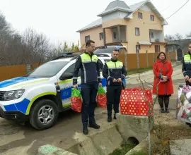 Foto Poliţiştii din Olt, daruri pentru familiile nevoiaşe în prag de Crăciun