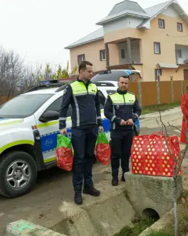 Foto Poliţiştii din Olt, daruri pentru familiile nevoiaşe în prag de Crăciun
