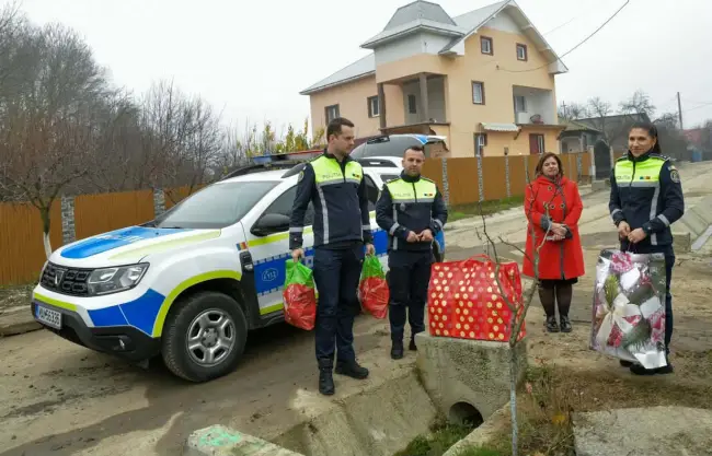 Foto Poliţiştii din Olt, daruri pentru familiile nevoiaşe în prag de Crăciun