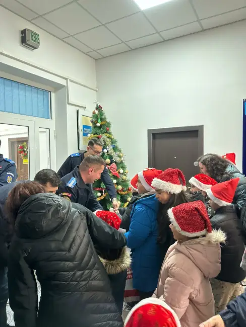 Foto Copiii de la Centrul „Amicii” au adus magia colindelor la Jandarmeria Olt
