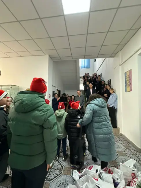 Foto Copiii de la Centrul „Amicii” au adus magia colindelor la Jandarmeria Olt