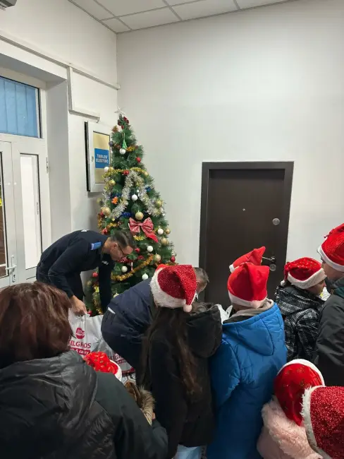 Foto Copiii de la Centrul „Amicii” au adus magia colindelor la Jandarmeria Olt