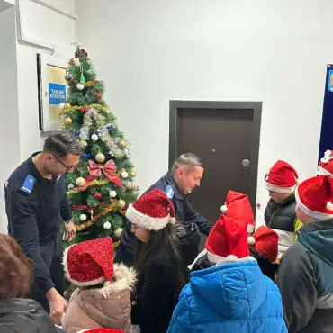 Foto Copiii de la Centrul „Amicii” au adus magia colindelor la Jandarmeria Olt