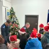Foto Copiii de la Centrul „Amicii” au adus magia colindelor la Jandarmeria Olt