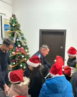 Foto Copiii de la Centrul „Amicii” au adus magia colindelor la Jandarmeria Olt