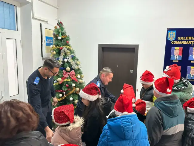 Foto Copiii de la Centrul „Amicii” au adus magia colindelor la Jandarmeria Olt
