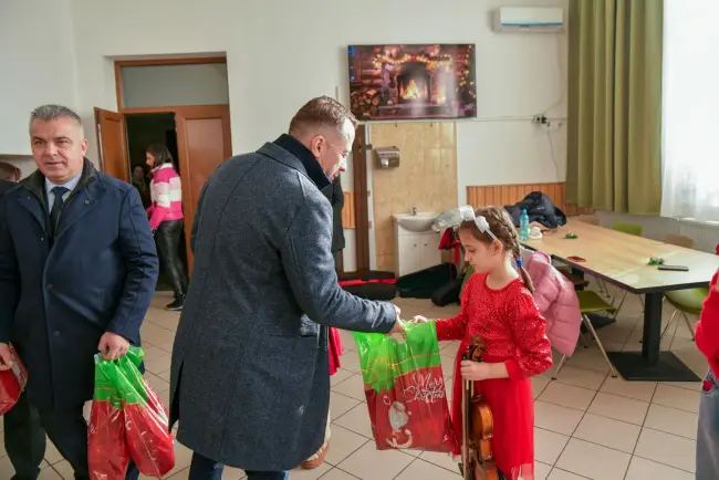 Foto VIDEO. Zeci de colindători au trecut pragul Inspectoratului Judeţean de Poliţie Olt