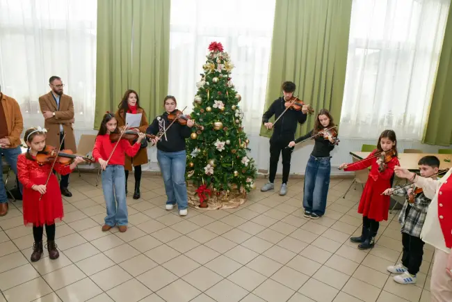 Foto VIDEO. Zeci de colindători au trecut pragul Inspectoratului Judeţean de Poliţie Olt