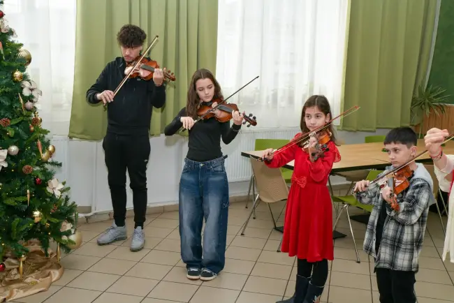 Foto VIDEO. Zeci de colindători au trecut pragul Inspectoratului Judeţean de Poliţie Olt