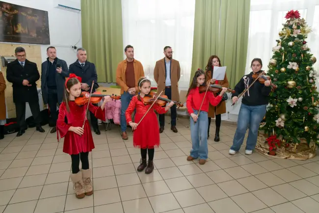 Foto VIDEO. Zeci de colindători au trecut pragul Inspectoratului Judeţean de Poliţie Olt