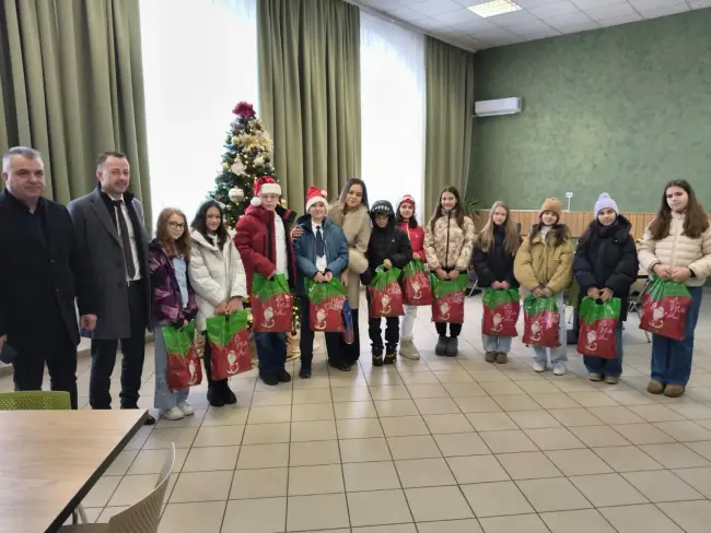 Foto VIDEO. Zeci de colindători au trecut pragul Inspectoratului Judeţean de Poliţie Olt