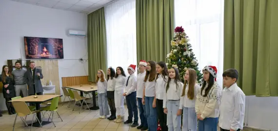 Foto VIDEO. Zeci de colindători au trecut pragul Inspectoratului Judeţean de Poliţie Olt