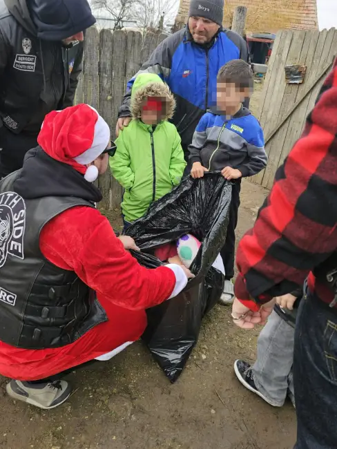 Foto FOTO. Motocicliștii „South Side” din Slatina au oferit cadouri, şi în acest an, câtorva familii nevoiaşe din judeţul Olt