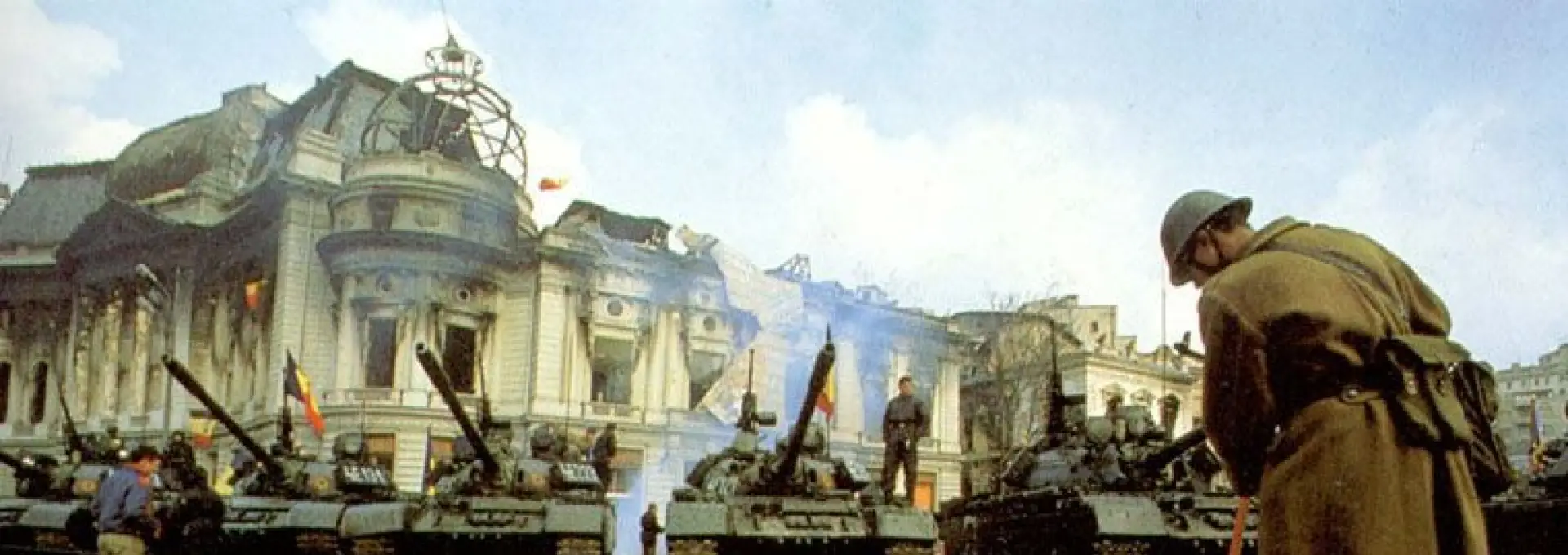 Foto Poveşti de la Revoluţia din '89 | „Să fi văzut ce bucurie era!”: Momentul istoric în care tablourile uriașe ale lui Ceaușescu au fost doborâte de pe Dealul Grădiște