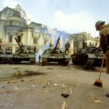 Foto Poveşti de la Revoluţia din '89 | „Să fi văzut ce bucurie era!”: Momentul istoric în care tablourile uriașe ale lui Ceaușescu au fost doborâte de pe Dealul Grădiște