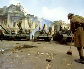 Foto Poveşti de la Revoluţia din '89 | „Să fi văzut ce bucurie era!”: Momentul istoric în care tablourile uriașe ale lui Ceaușescu au fost doborâte de pe Dealul Grădiște