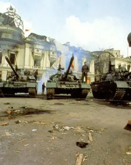 Foto Poveşti de la Revoluţia din '89 | „Să fi văzut ce bucurie era!”: Momentul istoric în care tablourile uriașe ale lui Ceaușescu au fost doborâte de pe Dealul Grădiște